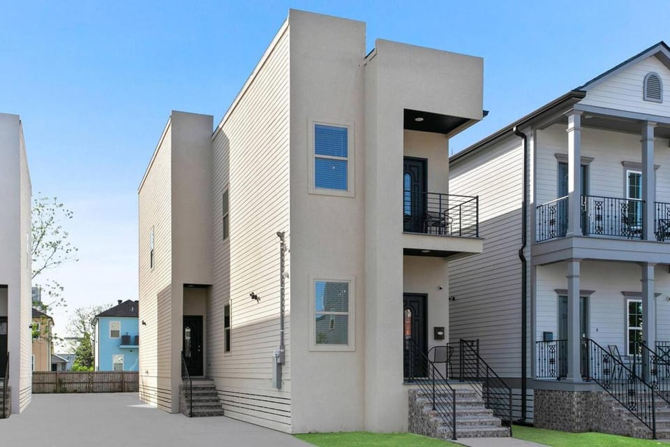 Spacious 5BR 5BA Home Free Parking Near Dome House in New Orleans