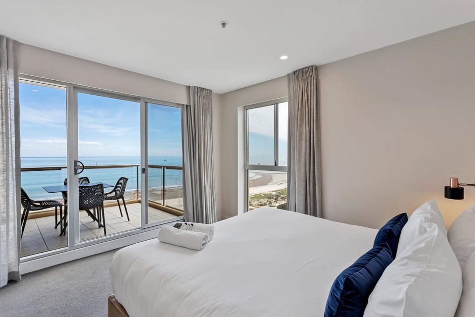 Belle Escapes - Ocean Views at the Bay Apartment in Adelaide