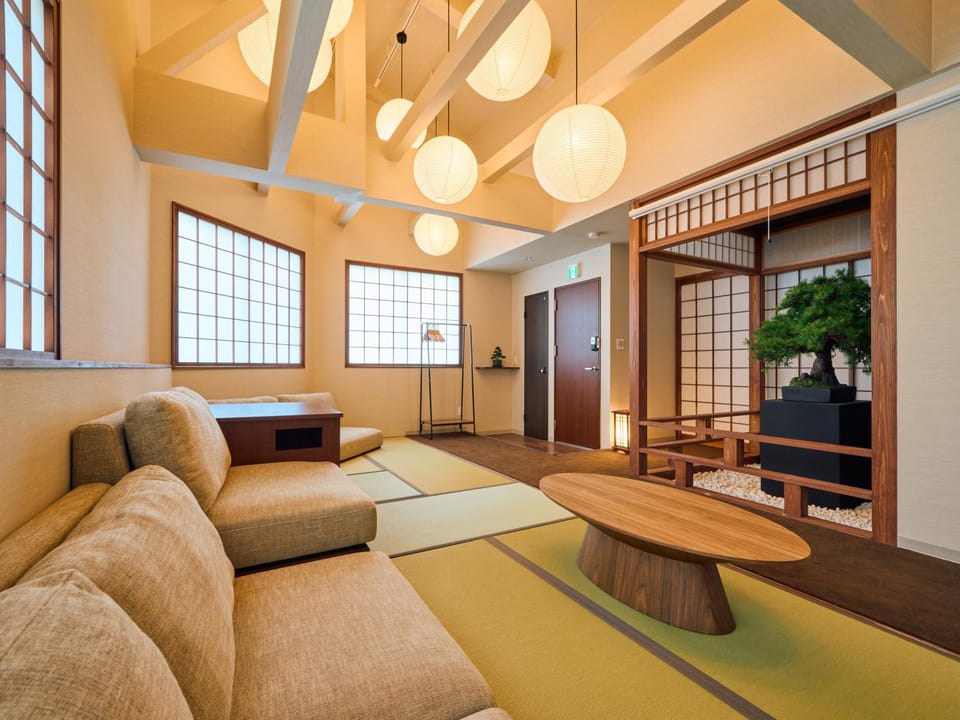 Photo of the whole room, Seating area