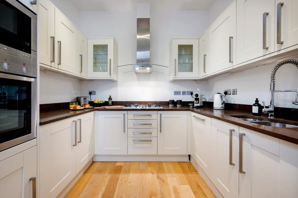 Coffee/tea facilities, Kitchen or kitchenette, dishwasher, stove, toaster