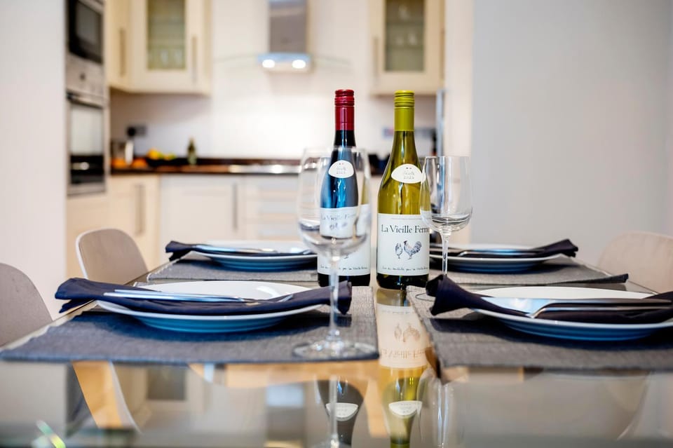 Food and drinks, Seating area, Dining area