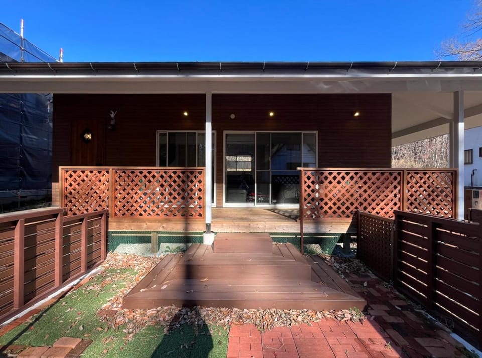 Property building, Day, Balcony/Terrace