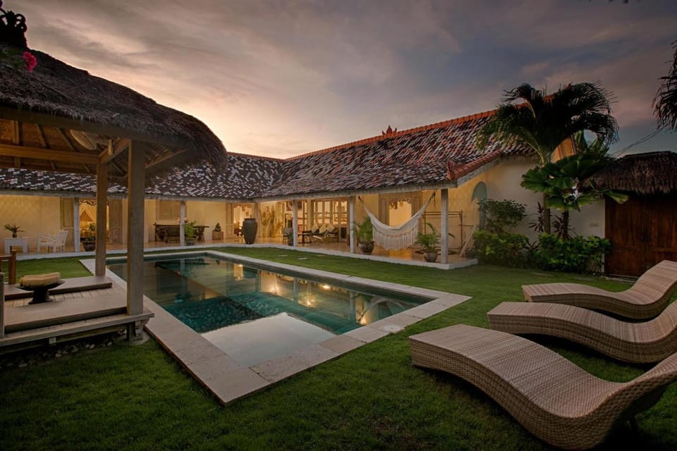 Pool view, Swimming pool, sunbed