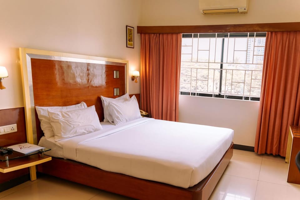 Bed, Photo of the whole room, Bedroom, air conditioner