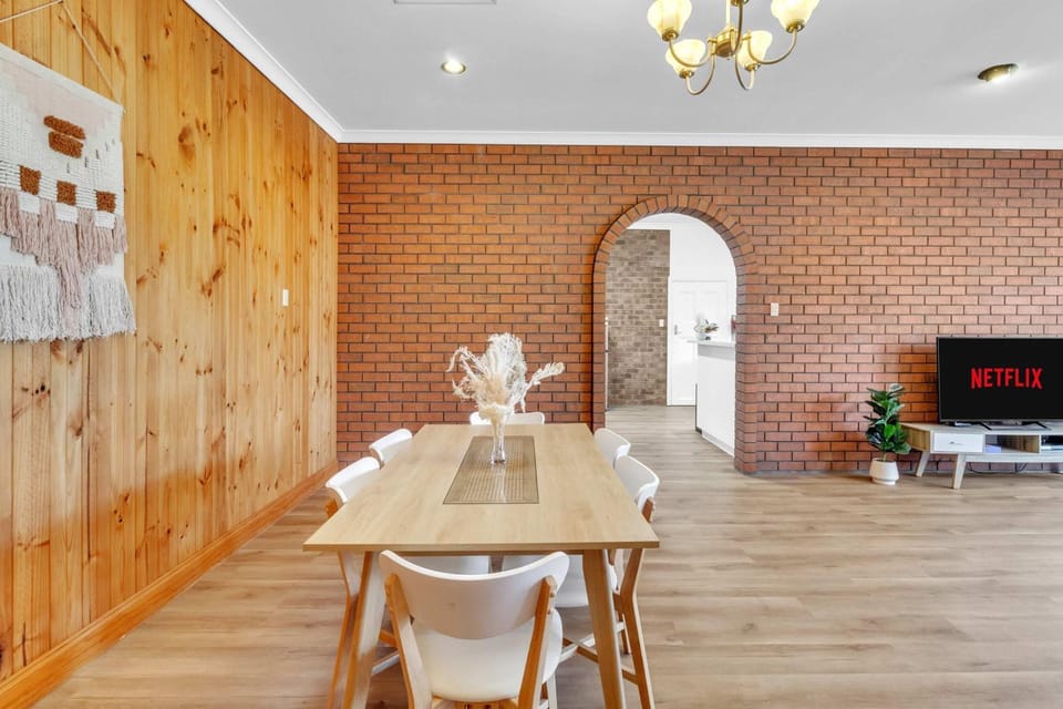 Charming Family Retreat with Arcade - Glenunga House in Adelaide