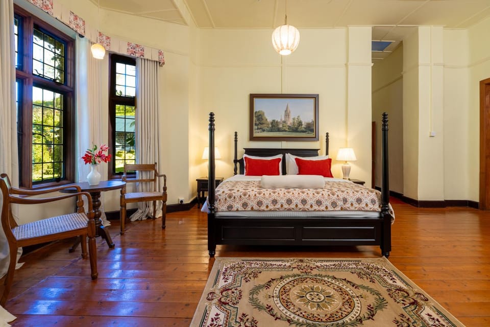 Photo of the whole room, Garden view