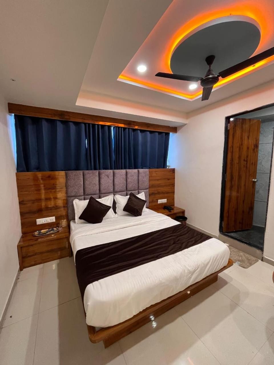 Bed, Photo of the whole room, Bedroom, fireplace
