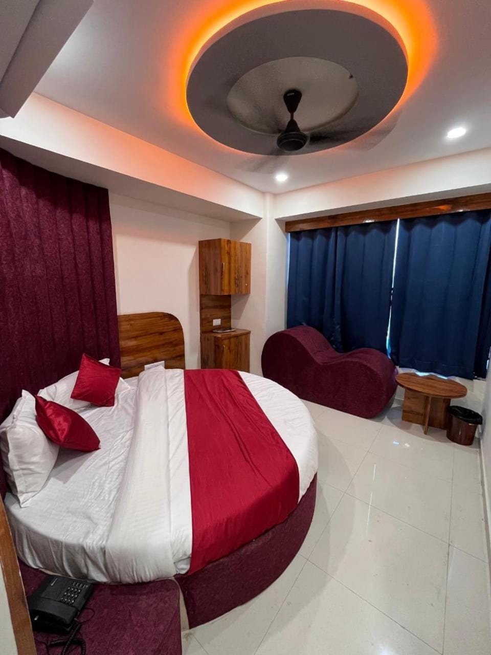Bed, Living room, Photo of the whole room, Seating area, Bedroom, fireplace