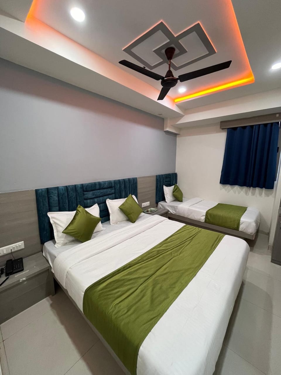 Bed, Living room, Photo of the whole room, Seating area, Bedroom, fireplace, air conditioner