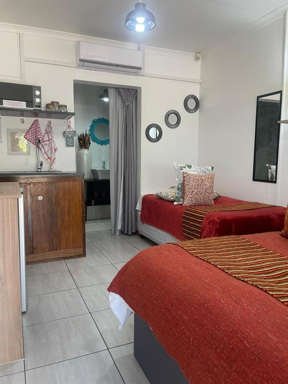 Shower, Property building, Kitchen or kitchenette, Family, air conditioner