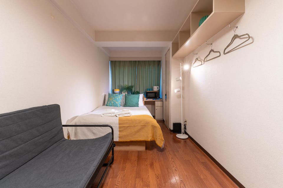 Bed, Seating area, Bedroom