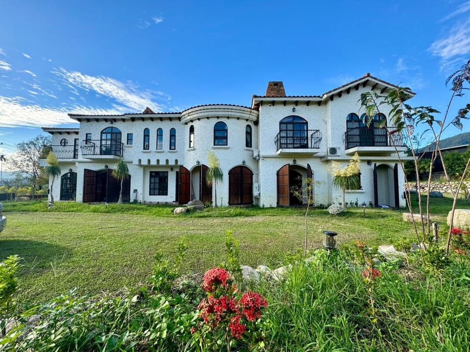 Property building, Day, Natural landscape, Garden, Garden view