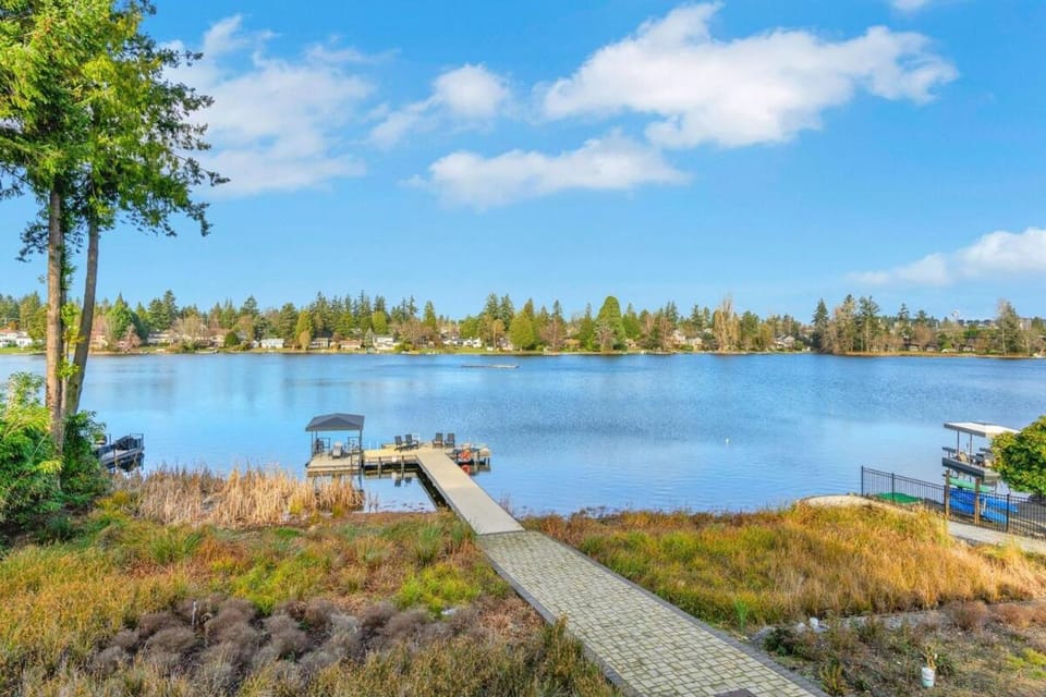 4BR 4BA Modern Lakefront Lodge House in Burien