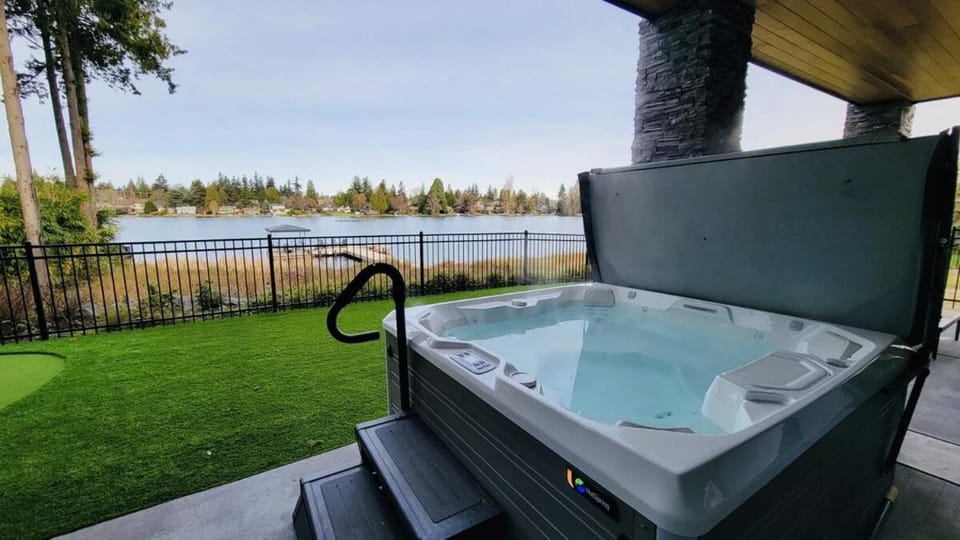 4BR 4BA Modern Lakefront Lodge House in Burien