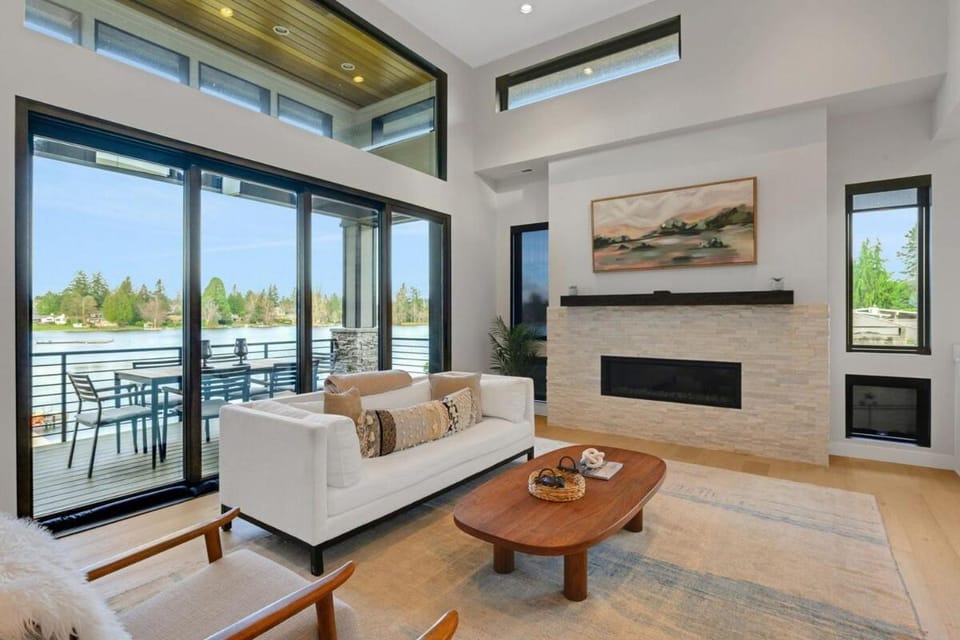 4BR 4BA Modern Lakefront Lodge House in Burien