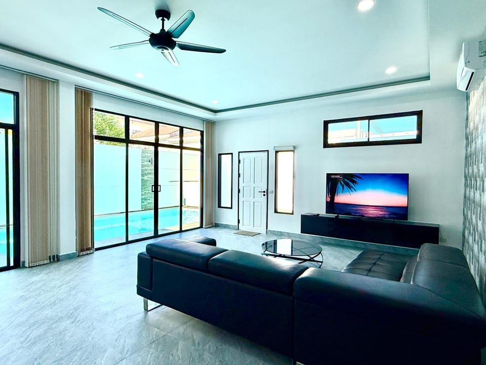 TV and multimedia, Living room, Pool view