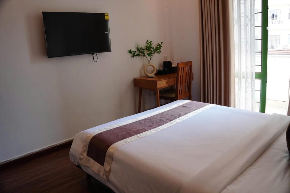 Communal lounge/ TV room, Bed, TV and multimedia, Living room, Photo of the whole room, Seating area, Bedroom, wardrobe