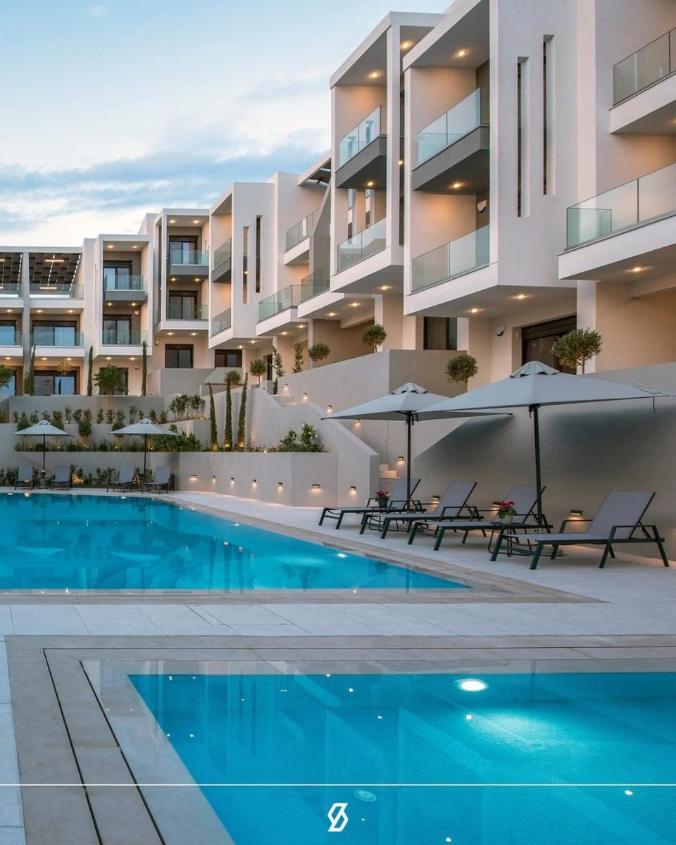 Property building, Day, View (from property/room), Balcony/Terrace, Pool view, Swimming pool, sunbed