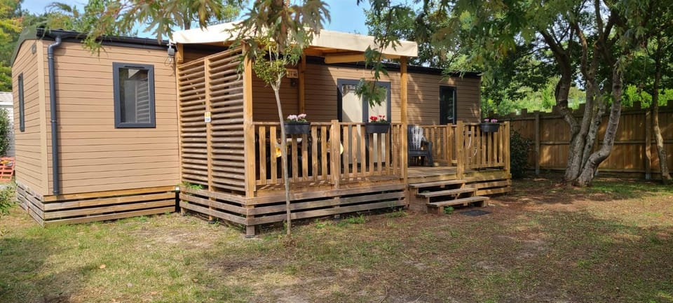Mobilhome 6 personnes climatisation, TV, lave-vaisselle, 2 salle de bain, 3 chambres au camping Les Vignes à Lit-et-Mixe dans les Landes avec piscine, Campground/ 
RV Resort in Lit-et-Mixe