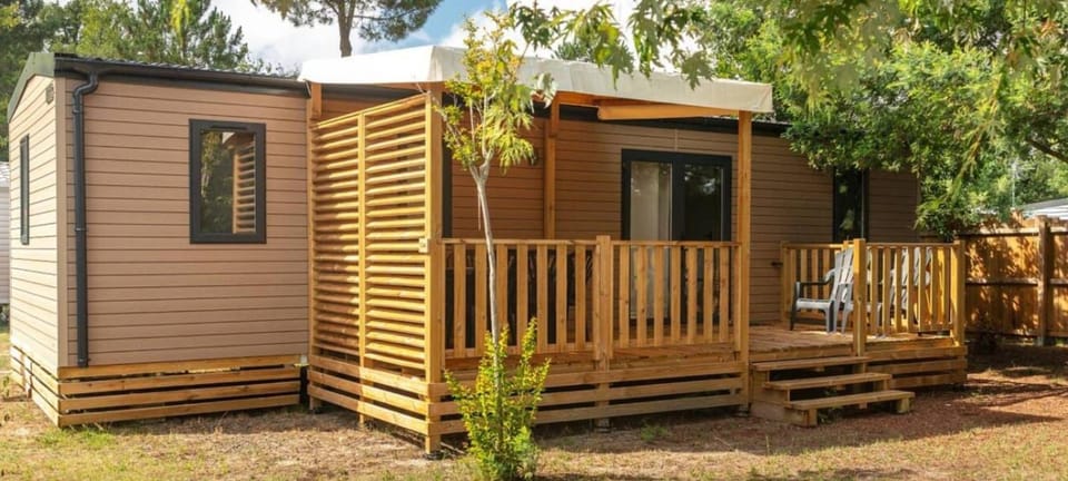Mobilhome 6 personnes climatisation, TV, lave-vaisselle, 2 salle de bain, 3 chambres au camping Les Vignes à Lit-et-Mixe dans les Landes avec piscine, Campground/ 
RV Resort in Lit-et-Mixe