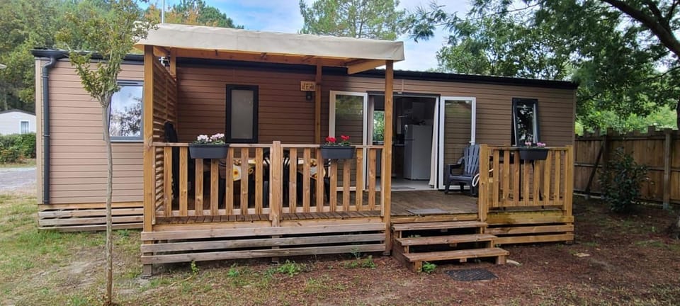 Mobilhome 6 personnes climatisation, TV, lave-vaisselle, 2 salle de bain, 3 chambres au camping Les Vignes à Lit-et-Mixe dans les Landes avec piscine, Campground/ 
RV Resort in Lit-et-Mixe