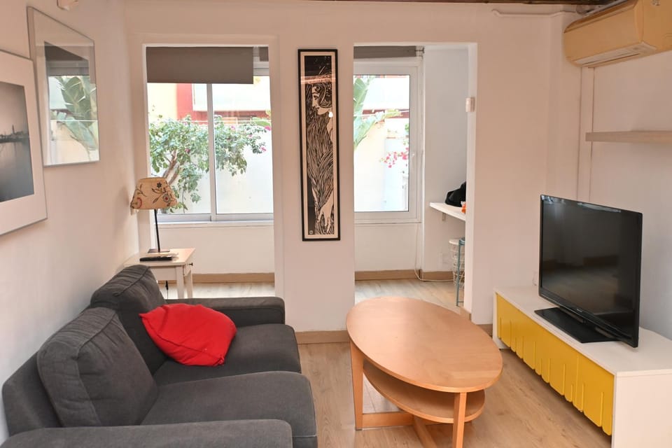 Communal lounge/ TV room, TV and multimedia, Living room, Seating area, air conditioner