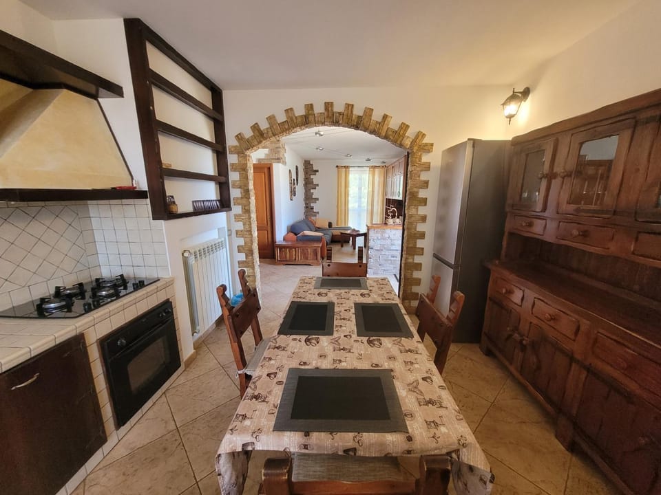 Kitchen or kitchenette, Dining area, stove