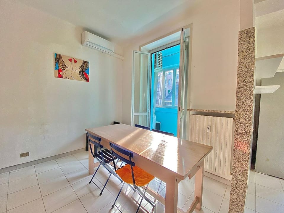 Living room, Seating area, Dining area, internet, air conditioner