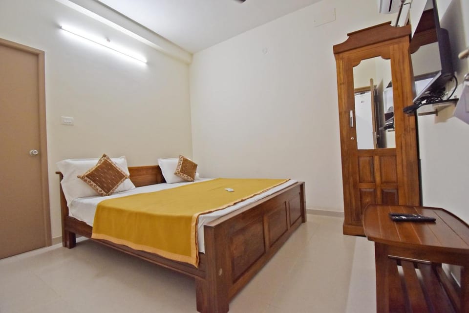 Bed, TV and multimedia, Photo of the whole room, Bedroom, wardrobe