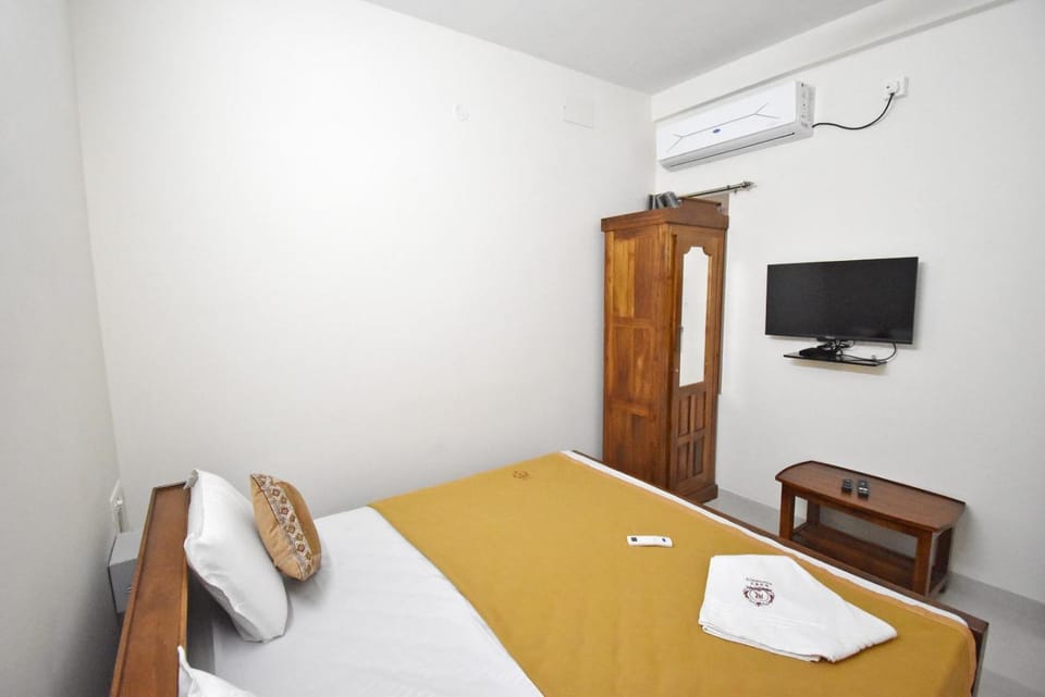 Bed, TV and multimedia, Bedroom, wardrobe, air conditioner