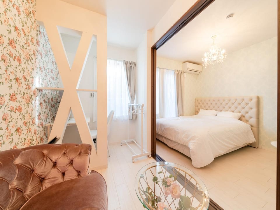 Bed, Photo of the whole room, Seating area, Bedroom
