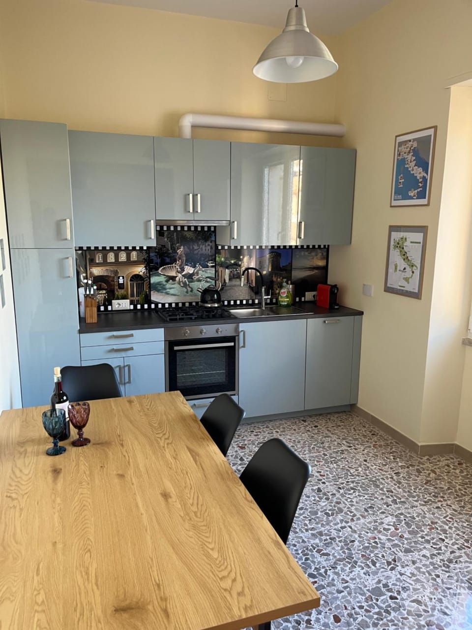 Coffee/tea facilities, Kitchen or kitchenette, Food and drinks, Dining area