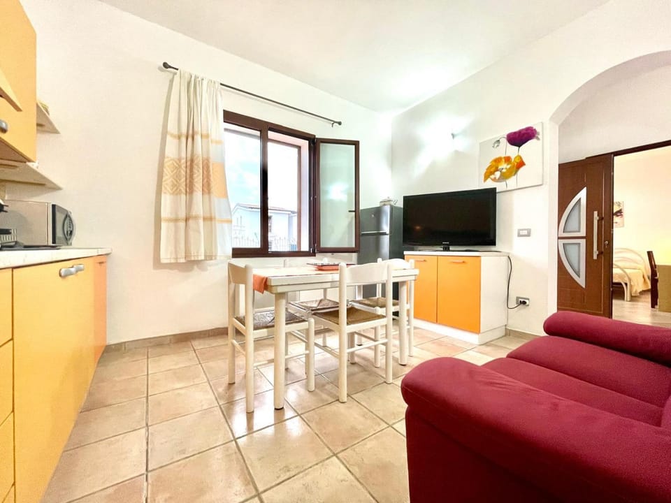 TV and multimedia, Kitchen or kitchenette, Living room, Seating area, Dining area
