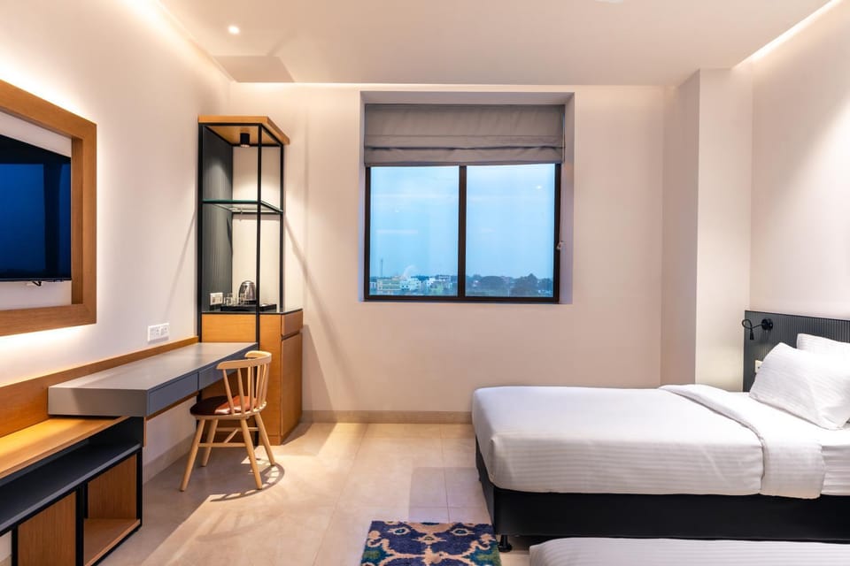 Shower, Toilet, Property logo or sign, TV and multimedia, Coffee/tea facilities, View (from property/room), Bedroom, Garden view, towels