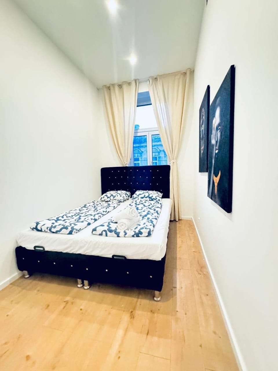 Bed, TV and multimedia, Bedroom