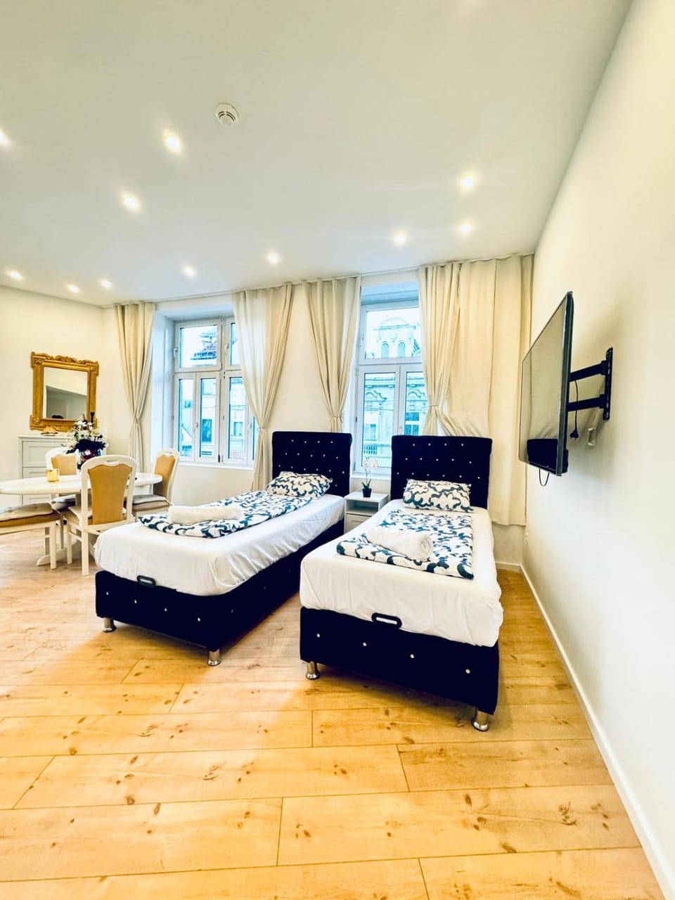 Bed, TV and multimedia, Bedroom, towels