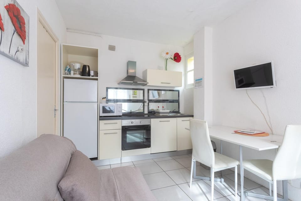 Property building, Kitchen or kitchenette, Living room