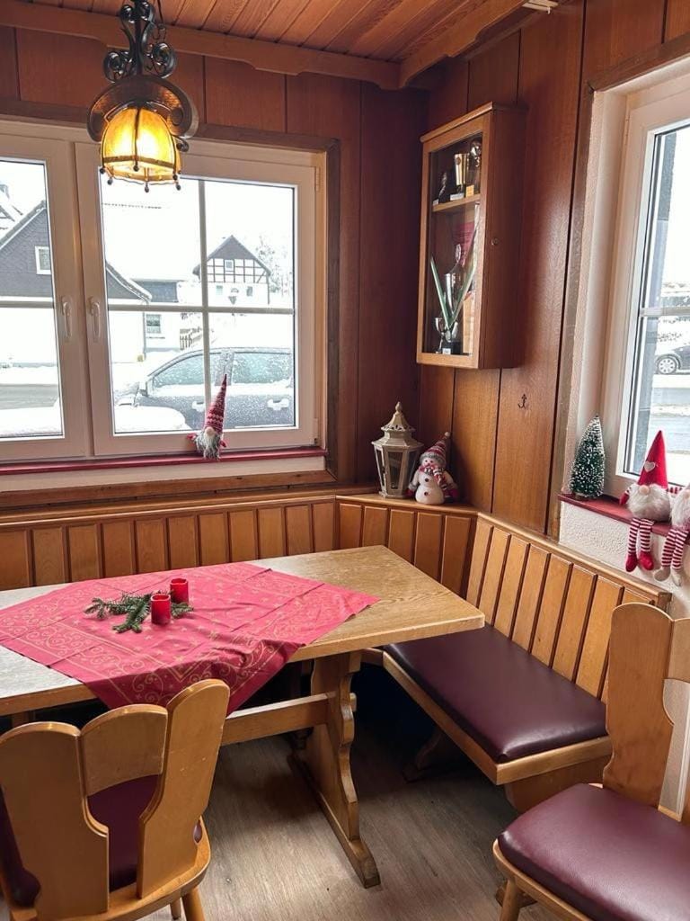 Haus Astenblick in Winterberg Ferienwohnungen mit Gastraum Wanderveranstaltungen und Familienfeiern House in Winterberg