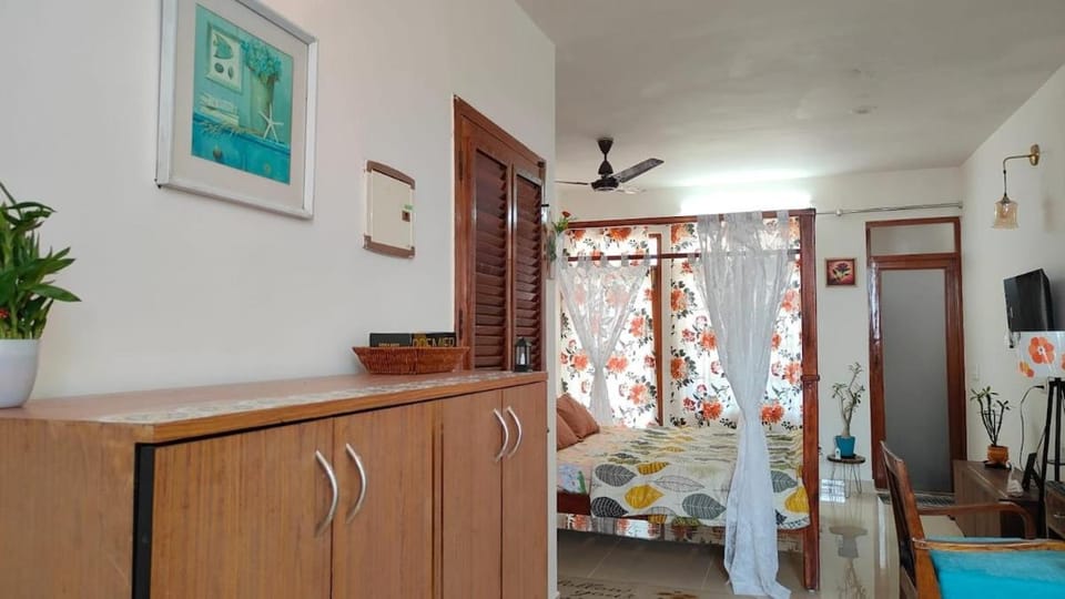 VERY Romantic Whitetown studio-Private Outdoor Dinning - Skytop House in Puducherry