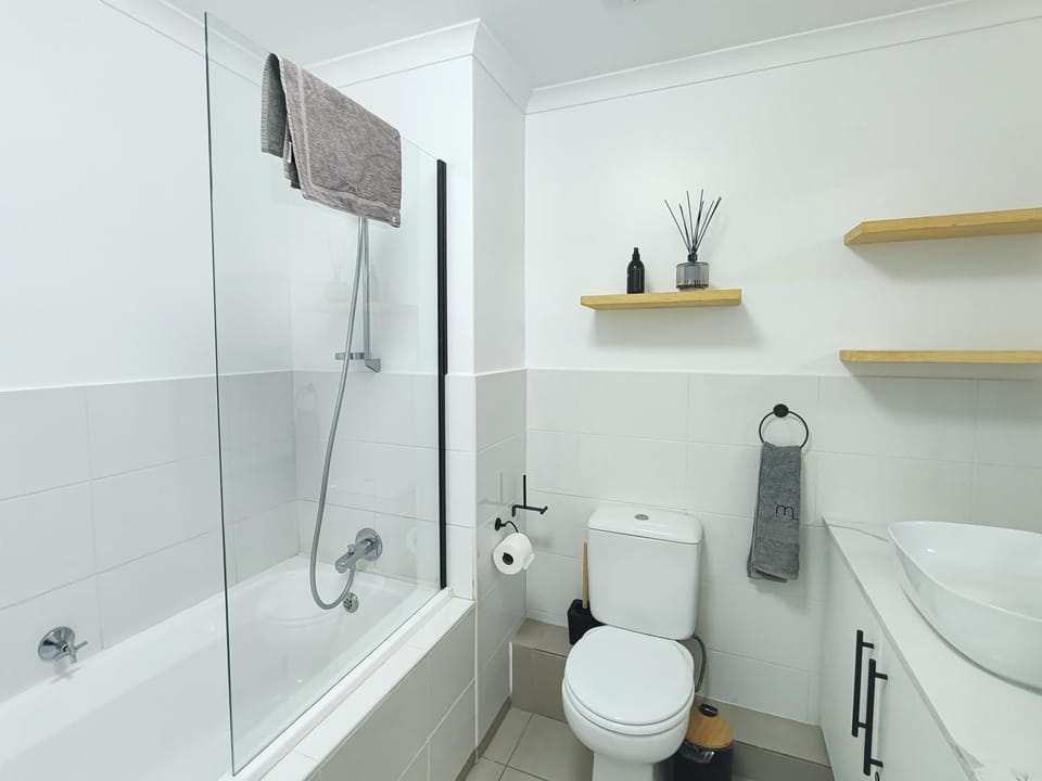 Shower, Toilet, Bathroom, Bath, towels