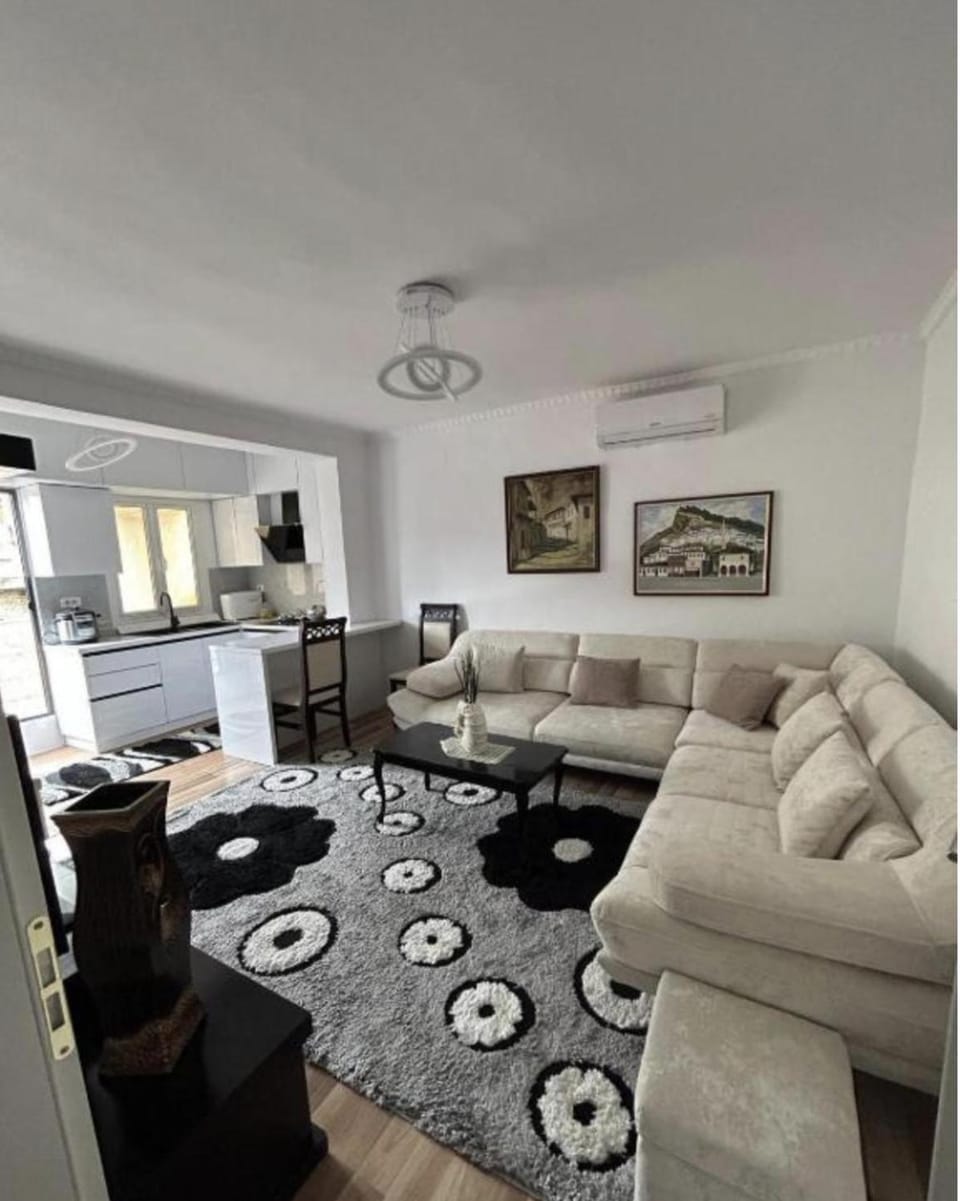 Communal lounge/ TV room, Kitchen or kitchenette, Living room