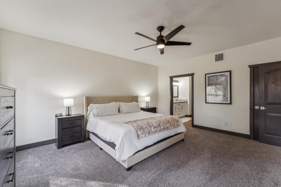 Scenic Golf Retreat with Modern Comforts & Fireplace townhouse House in Show Low