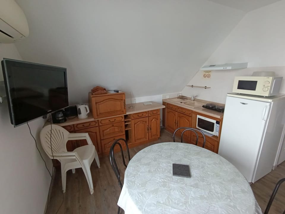 TV and multimedia, Kitchen or kitchenette, Dining area, oven, stove