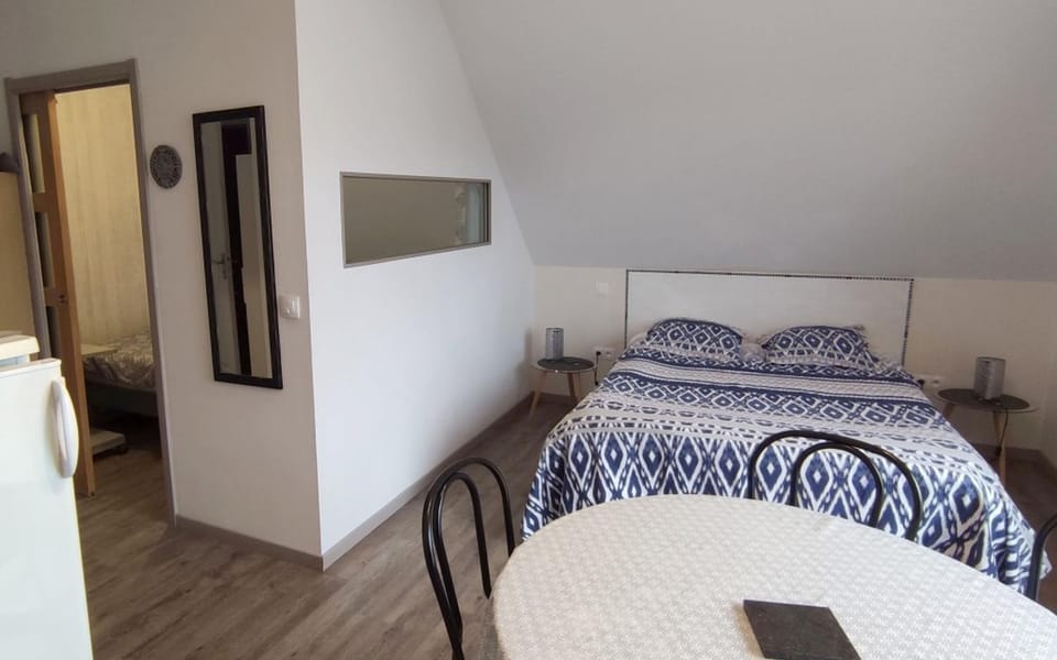 Bed, Seating area, Dining area
