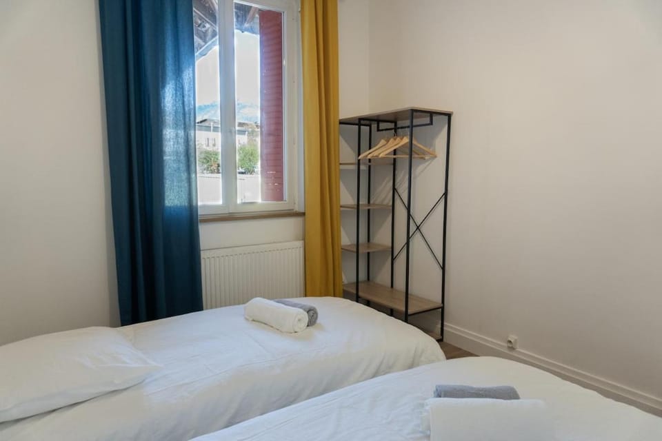 Bed, Bedroom, towels