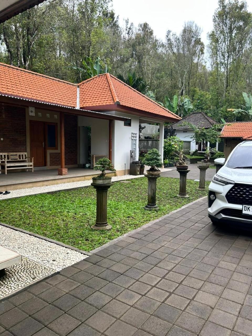 Property building, Neighbourhood, Garden, Garden view, Parking