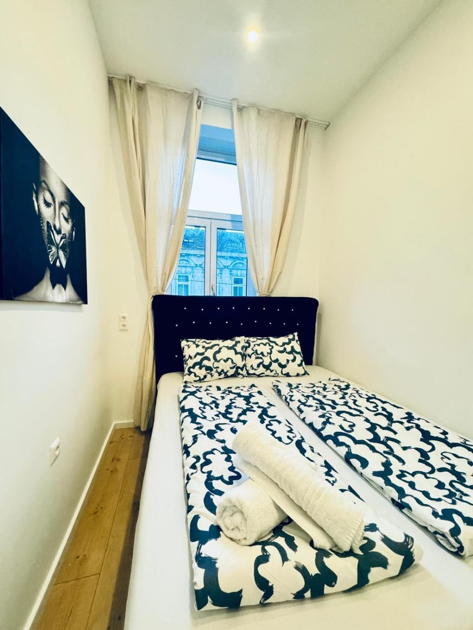 Bed, Bedroom, towels