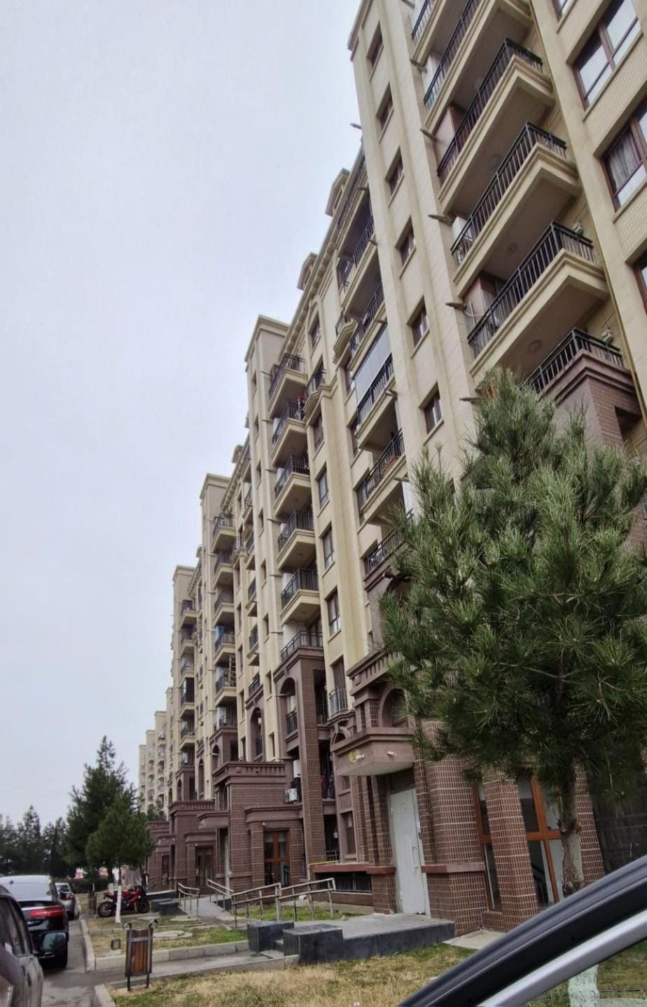 Property building, Day, Neighbourhood, City view, Street view, Location, Parking
