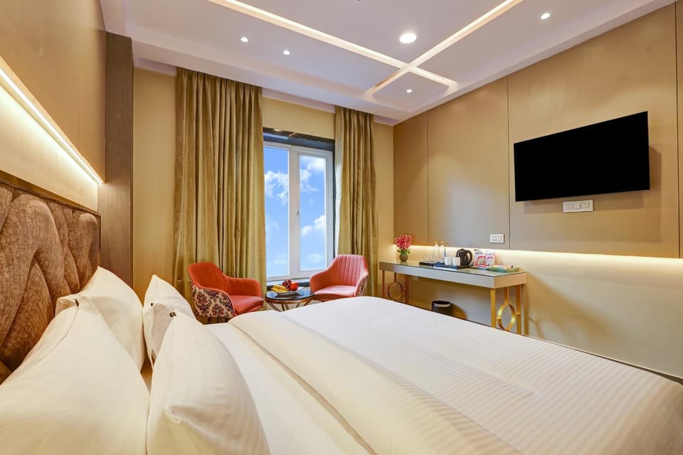 Bedroom, City view