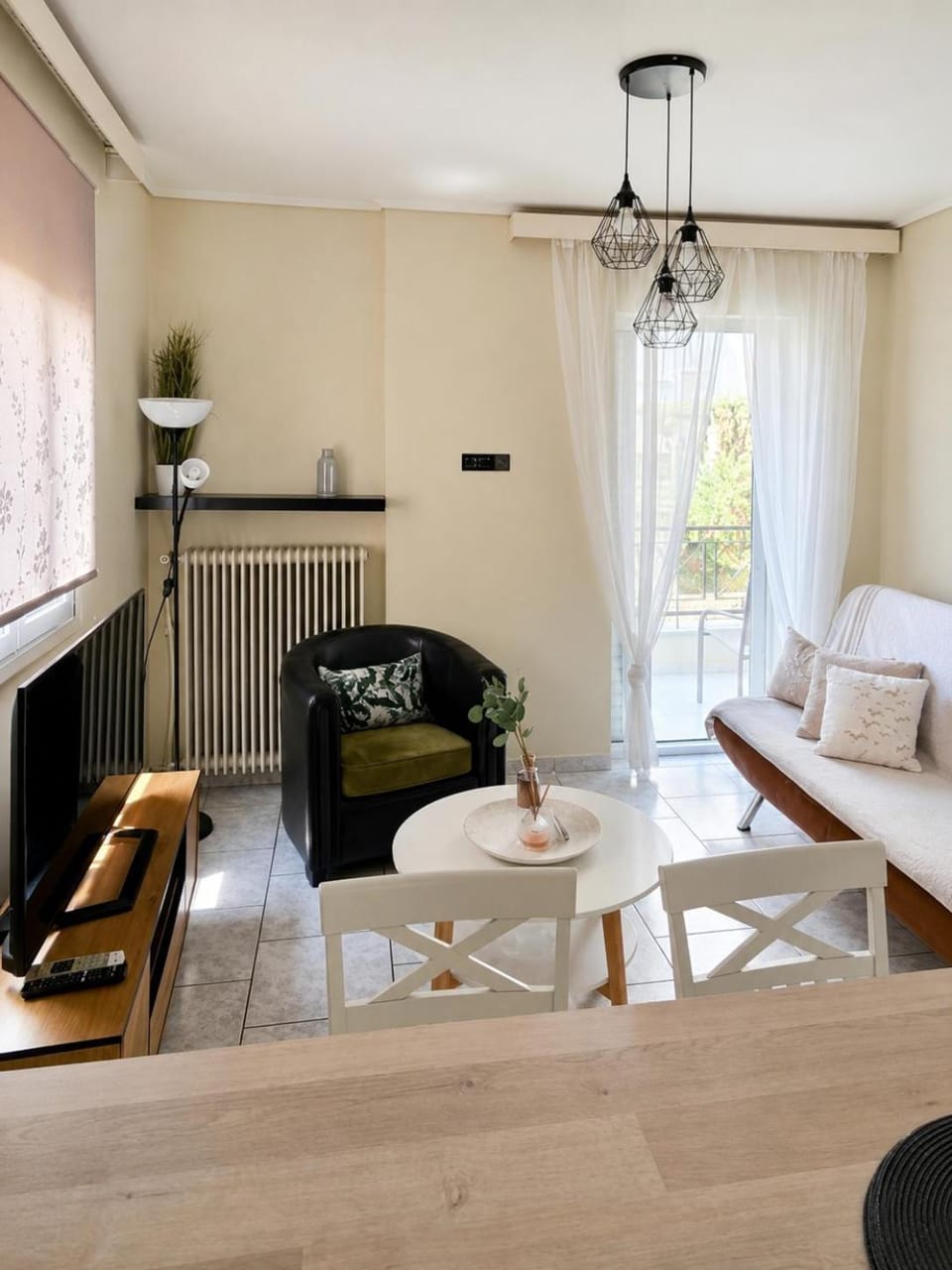 Bed, TV and multimedia, Living room, Seating area, Dining area